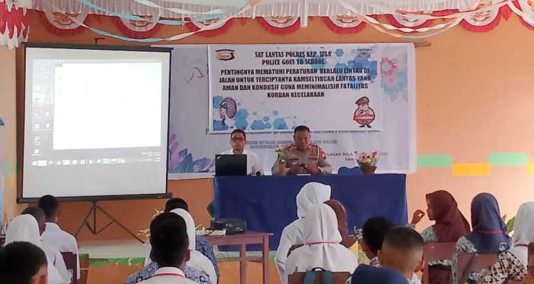 KASAT Lantas Polres Sula AKP Walid Buamona, S.H, didampingi Kanit Gakkum Aipda Hamzah, S.H beserta anggota saat melakukan sosialisasi sadar lalu lintas di SMK Negeri 2 Sanana, Rabu (17/7/24)