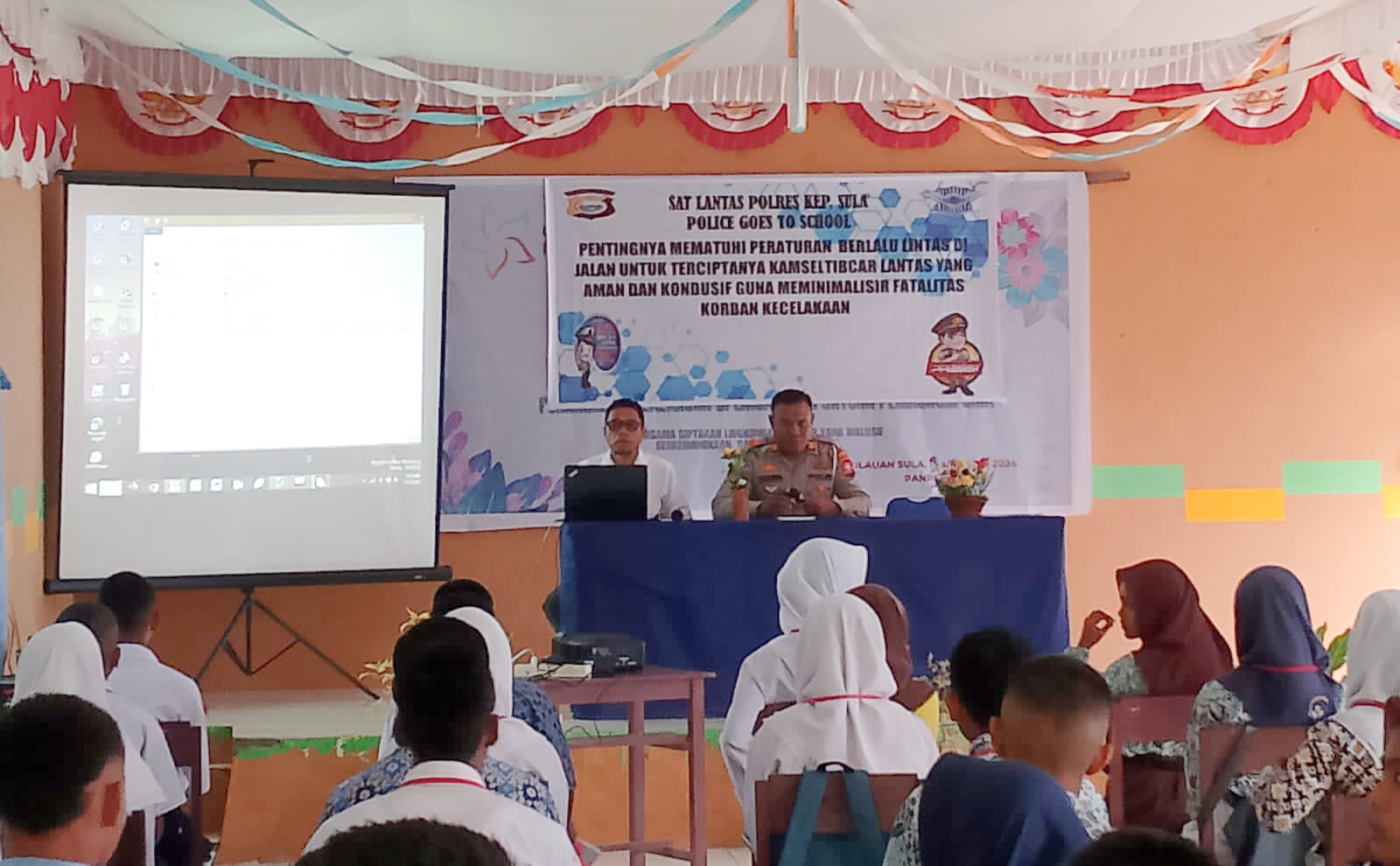 KASAT Lantas Polres Sula AKP Walid Buamona, S.H, didampingi Kanit Gakkum Aipda Hamzah, S.H beserta anggota saat melakukan sosialisasi sadar lalu lintas di SMK Negeri 2 Sanana, Rabu (17/7/24)