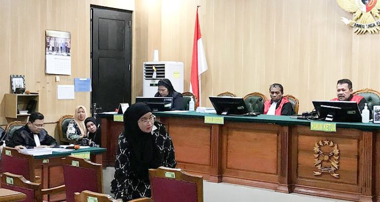 SAKSI Eliya Gabrina Bachmid memberikan keterangan di sidang lanjutan kasus suap AGK di pengadilan negeri ternate, Kamis (18/7/2024)