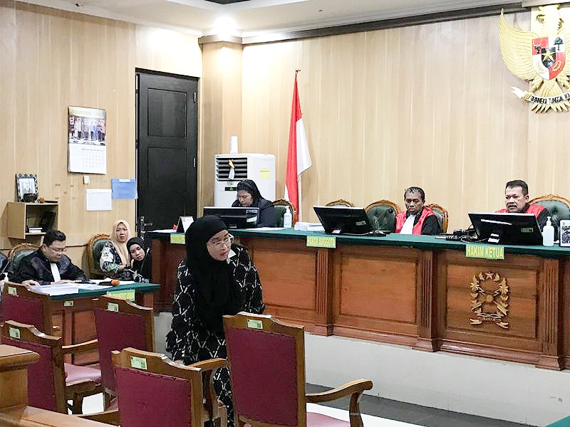 SAKSI Eliya Gabrina Bachmid memberikan keterangan di sidang lanjutan kasus suap AGK di pengadilan negeri ternate, Kamis (18/7/2024)