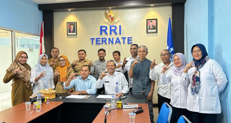 POSE bersama Komisi Informasi Provinsi Maluku Utara dan jajaran RRI Cabang Ternate usai penandatanganan MoU, Senin (25/8/2024)