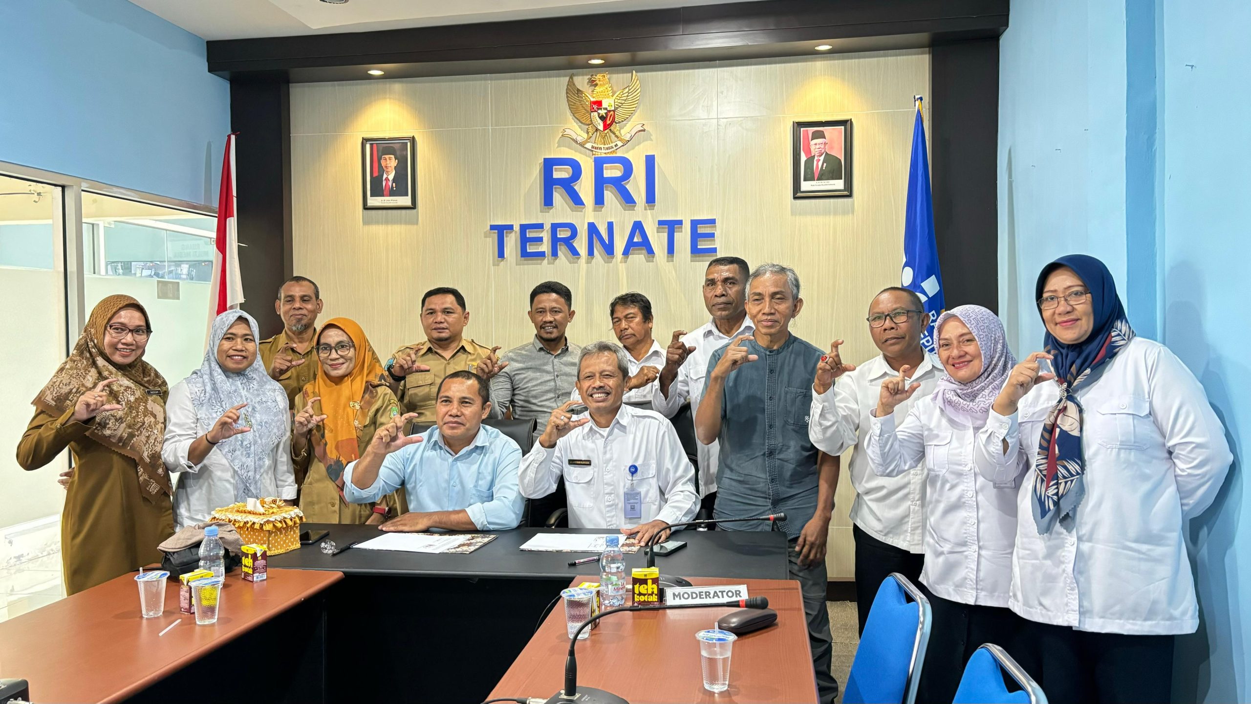 POSE bersama Komisi Informasi Provinsi Maluku Utara dan jajaran RRI Cabang Ternate usai penandatanganan MoU, Senin (25/8/2024)