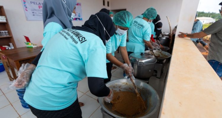 PARA ibu dari Desa Kawasi,. Halsel antusias mengikuti pelatihan pengolahan produk turunan buah pala yang diadakan oleh Harita Nickel pada Selasa-Kamis, 27-29 Agustus 2024 di Permukiman Baru Desa Kawasi