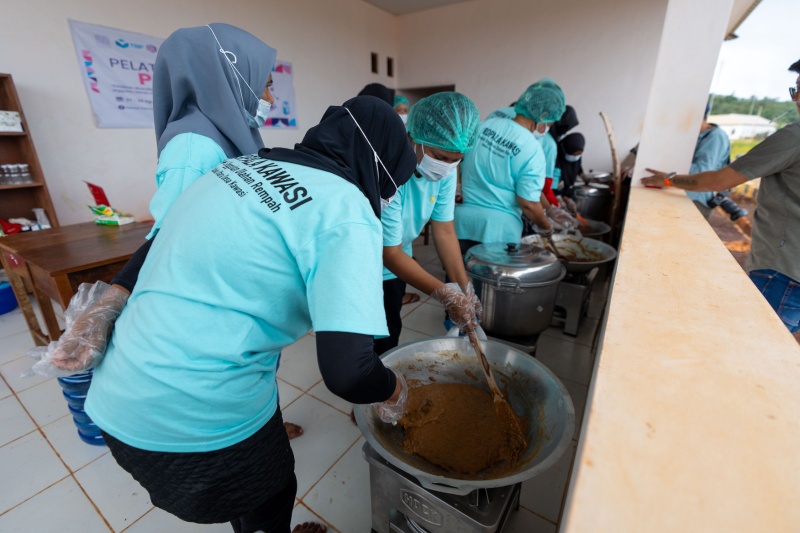 PARA ibu dari Desa Kawasi,. Halsel antusias mengikuti pelatihan pengolahan produk turunan buah pala yang diadakan oleh Harita Nickel pada Selasa-Kamis, 27-29 Agustus 2024 di Permukiman Baru Desa Kawasi