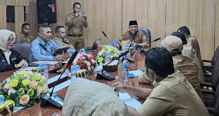 RAPAT koordinasi Pemprov Malut dan Pemkab Halteng persiapan pelantikan dan pengambilan sumpah Pj Bupati Halteng BS di Kantor Gubernur, Sofifi Kamis (13/8/2024)