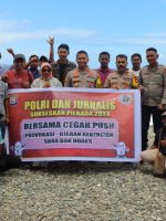 POLRES dan wartawan Kepsul pose bersama usai diskusi tentang pilkada damai di pantai waiipa Sanana, Senin (19/8/2024)