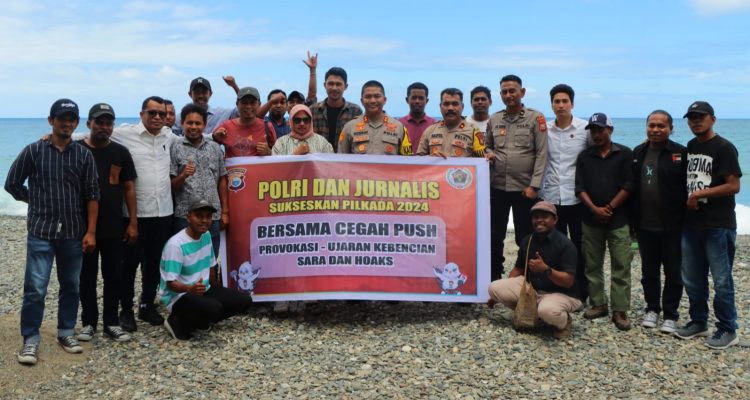 POLRES dan wartawan Kepsul pose bersama usai diskusi tentang pilkada damai di pantai waiipa Sanana, Senin (19/8/2024)