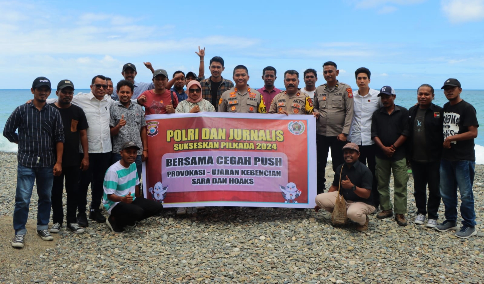 POLRES dan wartawan Kepsul pose bersama usai diskusi tentang pilkada damai di pantai waiipa Sanana, Senin (19/8/2024)