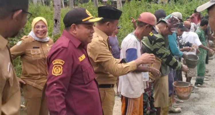 SEKDA Kepsul Muhlis Soamole berbaur bersama pejabat Pemda dan masyarakat serta TNI dalam menyelesaikan pekerjaan pengecoran jembatan penghubung dua desa di Kecamatan Sulawesi Barat yakni Desa Kabau Pantai dan Desa Kabau Darat pada, Senin (19/8/2024)