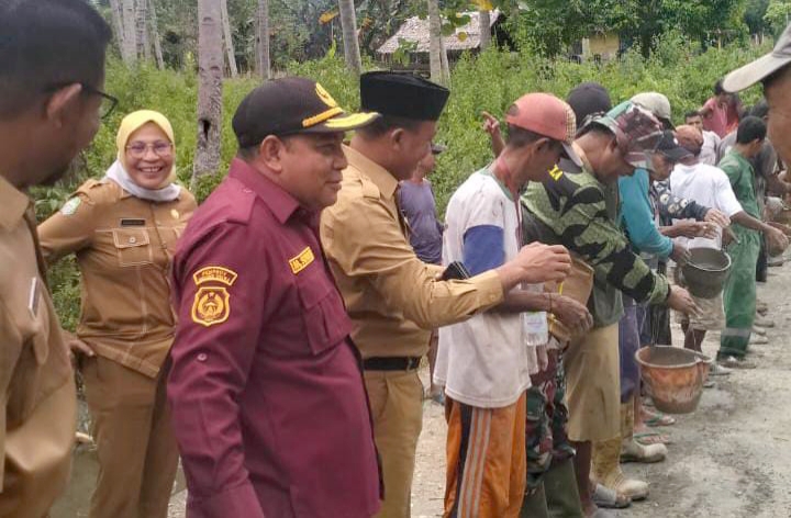 SEKDA Kepsul Muhlis Soamole berbaur bersama pejabat Pemda dan masyarakat serta TNI dalam menyelesaikan pekerjaan pengecoran jembatan penghubung dua desa di Kecamatan Sulawesi Barat yakni Desa Kabau Pantai dan Desa Kabau Darat pada, Senin (19/8/2024)