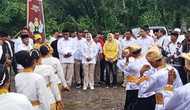 PASLON bupati dan wakil bupati Kepsul FAM-SAH, didampingi ketua DPD I Partai Golkar Malut (hijab kuning) memberikan pernyataan kepada awak media usai mendaftar di KPU Kepsul, Rabu (28/8/2024) sore.