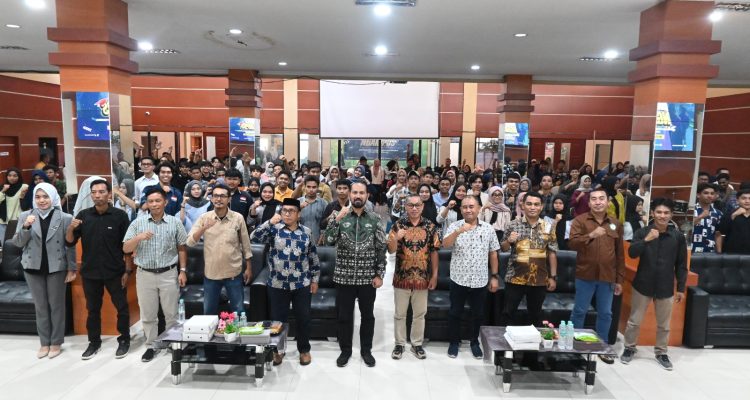 KORDIV Pencegahan, Partisipasi Masyarakat, dan Hubungan Antar Lembaga (P2H) Bawaslu Malut, Rusli Saraha pose bersama rektor Unkhair, Ridha Adjam dan mahasiswa usai kegiatan “Bawaslu Ngampus” di Unkhair, Kamis (5/9/2024)