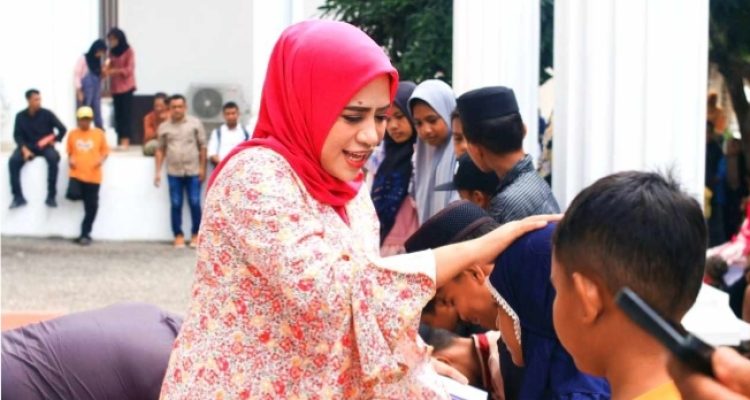 BUPATI Kepsul Fifian Adeningsi Mus saat menyerahkan santunan kepada Ultah ke-40, Bupati FAM Santuni Ratusan Anak Yatim yatim, Minggu (8/9/2024)