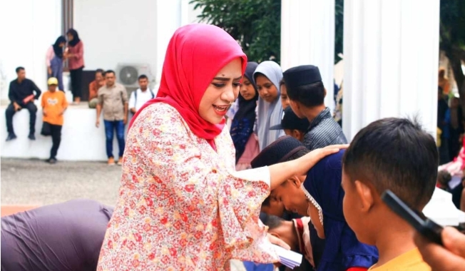 BUPATI Kepsul Fifian Adeningsi Mus saat menyerahkan santunan kepada Ultah ke-40, Bupati FAM Santuni Ratusan Anak Yatim yatim, Minggu (8/9/2024)