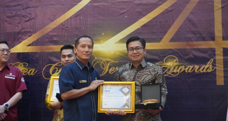 KEPALA Kantor Harita Nickel Perwakilan Ternate, Dedi Hermansyah, saat menerima penghargaan Bea Cukai Ternate Award 2024 dari Kakanwil Ditjen Perbendaharaan Provinsi Maluku Utara, Tunas Agung Jiwa Brata.