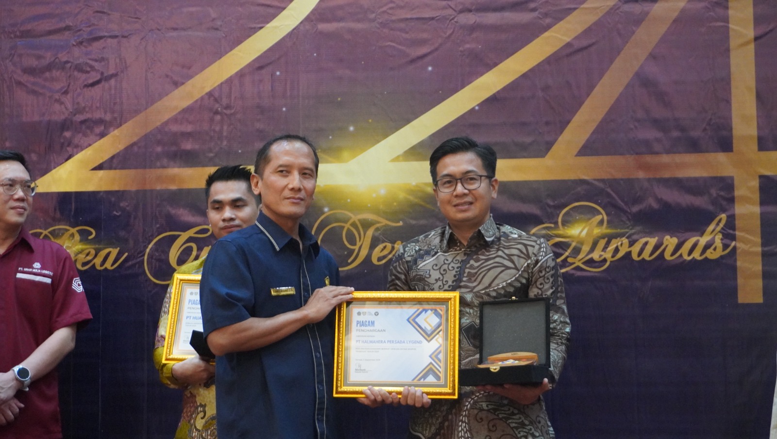 KEPALA Kantor Harita Nickel Perwakilan Ternate, Dedi Hermansyah, saat menerima penghargaan Bea Cukai Ternate Award 2024 dari Kakanwil Ditjen Perbendaharaan Provinsi Maluku Utara, Tunas Agung Jiwa Brata.