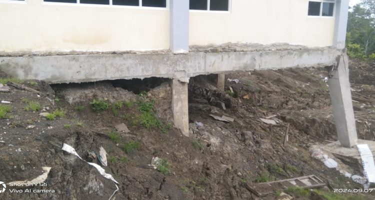 KONDISI bagian lantai rumah sakit FAM Dofa, yang ambruk. KONDISI bagian lantai rumah sakit FAM Dofa, yang ambruk.