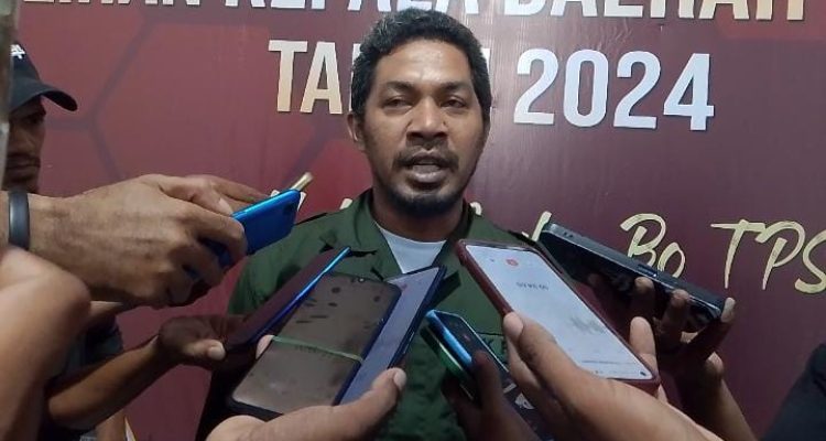 KETUA KPU Kepulauan Sula saat diwawancarai wartawan usai menggelar rapat pleno penetapan Paslon Paslon kada, kantor KPUD Kepsul, Minggu (22/9/2024) KETUA KPU Kepulauan Sula saat diwawancarai wartawan usai menggelar rapat pleno penetapan Paslon Paslon kada, kantor KPUD Kepsul, Minggu (22/9/2024)