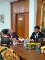 PJS Bupati Kepulauan Sula, Wa Zaharia saat diwawancara wartawan di ISDA, Senin (30/9/2024)