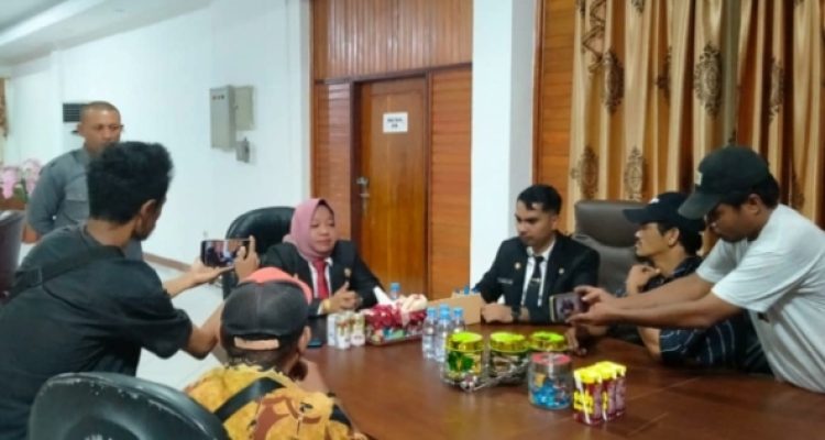 PJS Bupati Kepulauan Sula, Wa Zaharia saat diwawancara wartawan di ISDA, Senin (30/9/2024)