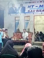 CALON bupati dan wakil bupati Kepsul Hendrata Thes dan M. Natsir Sangadji bersama warga Desa Waibau, Kamis (Tak Dukung Petahana, Bupati Mutasi ASN, Berhentikan Honorer, HT-MANIS Rangkul) malam