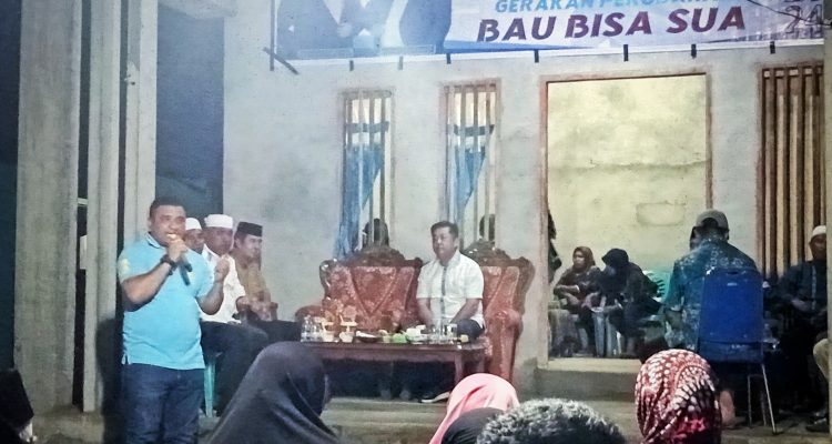 CALON bupati dan wakil bupati Kepsul Hendrata Thes dan M. Natsir Sangadji bersama warga Desa Waibau, Kamis (Tak Dukung Petahana, Bupati Mutasi ASN, Berhentikan Honorer, HT-MANIS Rangkul) malam