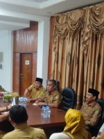 PJS Bupati Kepulauan Sula, Wa Zaharia memimpin rapat bersama sekda dan kepala OPD membahas pemerintahan dan pelayanan publik, termasuk masalah TPP. Rapat digelar di ruang rapat bupati, Selasa (1/10/2024)