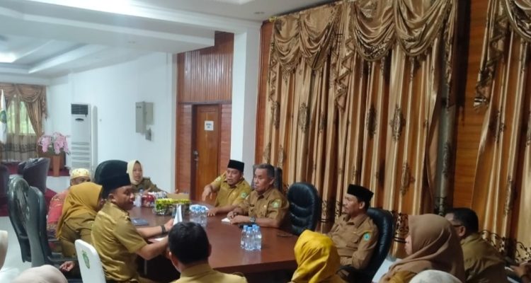 PJS Bupati Kepulauan Sula, Wa Zaharia memimpin rapat bersama sekda dan kepala OPD membahas pemerintahan dan pelayanan publik, termasuk masalah TPP. Rapat digelar di ruang rapat bupati, Selasa (1/10/2024)