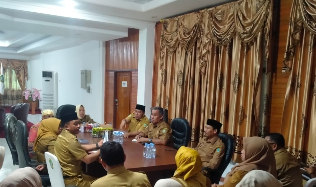 PJS Bupati Kepulauan Sula, Wa Zaharia memimpin rapat bersama sekda dan kepala OPD membahas pemerintahan dan pelayanan publik, termasuk masalah TPP. Rapat digelar di ruang rapat bupati, Selasa (1/10/2024)