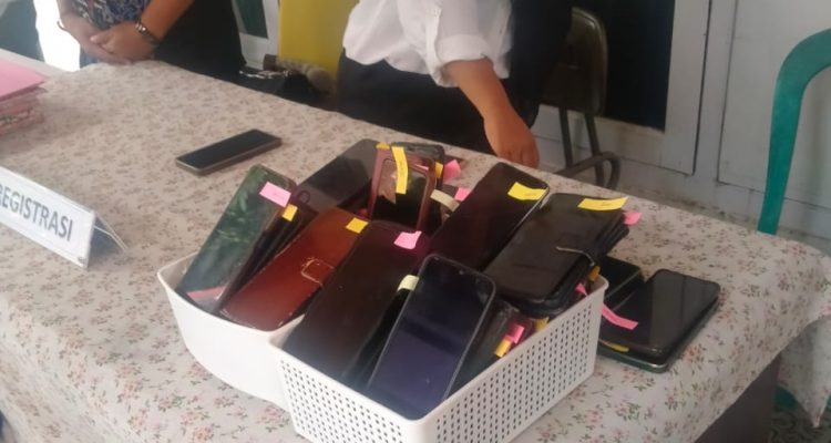 HANDPHONE kepala desa yang ditinggalkan di luar ruang rapat, Inspektur Kamarudin Mahdi bersama 78 kepala desa di kantor Inspektorat Kepsul, Selasa (1/10/2024)