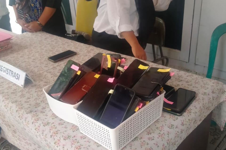 HANDPHONE kepala desa yang ditinggalkan di luar ruang rapat, Inspektur Kamarudin Mahdi bersama 78 kepala desa di kantor Inspektorat Kepsul, Selasa (1/10/2024)