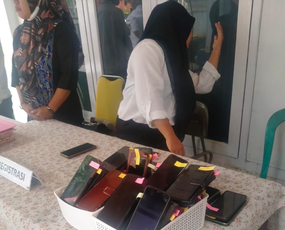 HANDPHONE kepala desa dititip di luar saat rapat bersama inspektur Kamarudin Mahdi, Selasa (1/10/2024)