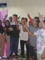 CALON bupati kepulauan sula (Kepsul) Hendrata Thes pose bersama pendukungnya di Desa Sekom, Kecamatan Sulabesi Selatan, Selasa (1/10/2024) malam.