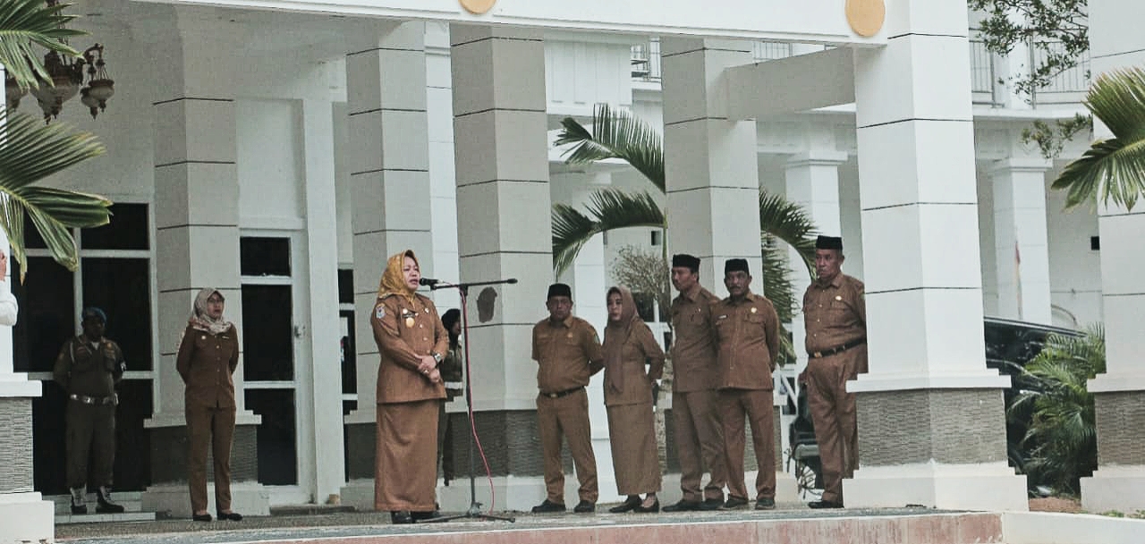 MOMEN Pjs Bupati Kepulauan Sula, Wa Zaharia saat mengambil apel