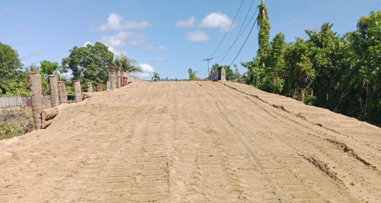 PROYEK timbunan jembatan di Desa Waiu, Kecamatan Mangoli Tengah menggunakan batang kelapa