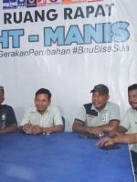 KETUA tim pemenangan Paslon HT-MANIS, Julfi Umasangadji (kanan) didampingi sekretaris partai demokrat Kepsul, Nusri Umalekhoa dan tim lainnya memberikan keterangan kerja politik kepada awak media, Jumat (18/10/2024)