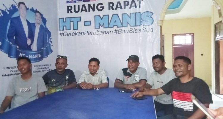 KETUA tim pemenangan Paslon HT-MANIS, Julfi Umasangadji (kanan) didampingi sekretaris partai demokrat Kepsul, Nusri Umalekhoa dan tim lainnya memberikan keterangan kerja politik kepada awak media, Jumat (18/10/2024)