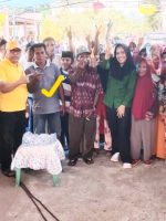 SEKDES Baruakol Abuhair Gorontalo (tanda kuning) ikut pose bersama Paslon petahana FAM-SAH usai kampanye di Desa Baruakol, Senin (21/10/2024)