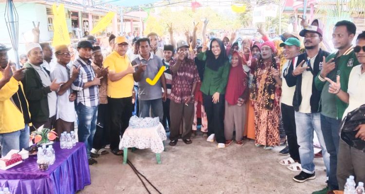 SEKDES Baruakol Abuhair Gorontalo (tanda kuning) ikut pose bersama Paslon petahana FAM-SAH usai kampanye di Desa Baruakol, Senin (21/10/2024)