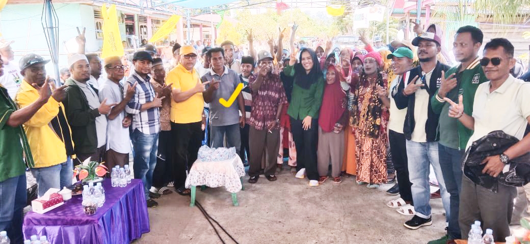 SEKDES Baruakol Abuhair Gorontalo (tanda kuning) ikut pose bersama Paslon petahana FAM-SAH usai kampanye di Desa Baruakol, Senin (21/10/2024)