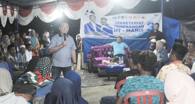 PASANGAN Calon (paslon) bupati dan wakil bupati kepulauan sula, HT-MANIS berkampanye di Desa Waikafia, Kecamatan Mangoli Selatan, Senin (28/10/2024)