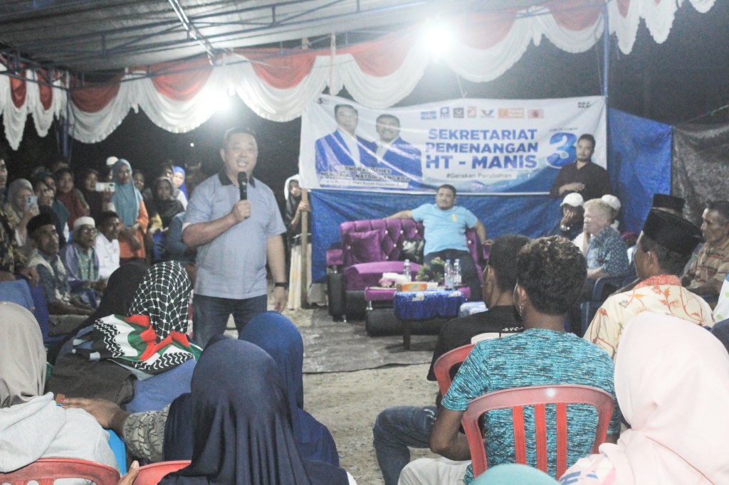 PASANGAN Calon (paslon) bupati dan wakil bupati kepulauan sula, HT-MANIS berkampanye di Desa Waikafia, Kecamatan Mangoli Selatan, Senin (28/10/2024)