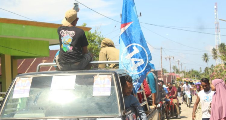 PASLON bupati dan wakil bupati kabupaten kepulauan sula (Kepsul) HT-MANIS dijemput warga desa Kaporo, dari Desa Waikafia