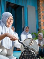 PROSES pemotongan pisang oleh Mama Cahya, Koordinator kelompok UMKM