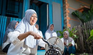 PROSES pemotongan pisang oleh Mama Cahya, Koordinator kelompok UMKM