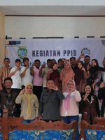 POSE bersama Kadiskominfo Sula, Barkah Soamole dan jajarannya, bersama anggota KI Malut Awat Halim dan peserta sosialisasi kegiatan layanan informasi publik bagi PPID, di Desa Waitina Kecamatan Mangoli Timur, Sabtu (9/11/2024)