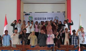 POSE bersama Kadiskominfo Sula, Barkah Soamole dan jajarannya, bersama anggota KI Malut Awat Halim dan peserta sosialisasi kegiatan layanan informasi publik bagi PPID, di Desa Waitina Kecamatan Mangoli Timur, Sabtu (9/11/2024)