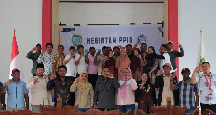 POSE bersama Kadiskominfo Sula, Barkah Soamole dan jajarannya, bersama anggota KI Malut Awat Halim dan peserta sosialisasi kegiatan layanan informasi publik bagi PPID, di Desa Waitina Kecamatan Mangoli Timur, Sabtu (9/11/2024)