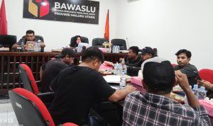 KETUA Bawaslu Malut Masita Nawawi Gani saat menggelar jumpa pers di kantor Bawaslu Malut Senin, (25/11/2024)