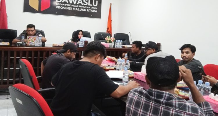 KETUA Bawaslu Malut Masita Nawawi Gani saat menggelar jumpa pers di kantor Bawaslu Malut Senin, (25/11/2024)